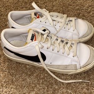 low-top womens nike blazers in black & white, excellent condition